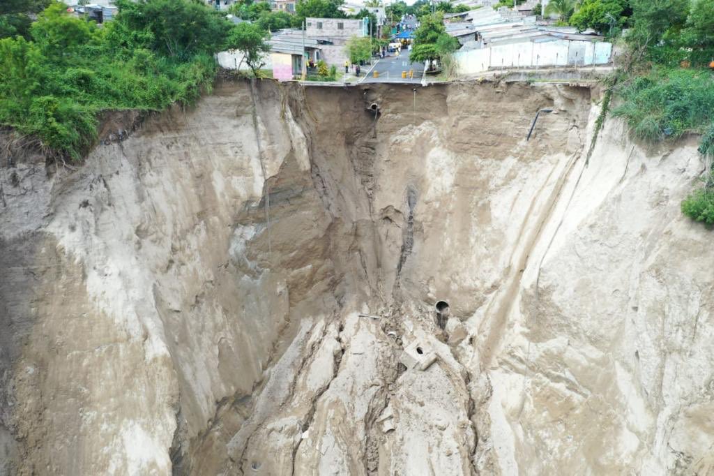 Obras Públicas coloca lodocreto en cárcava de Santa Lucía para reducir riesgos obras-publicas-coloca-lodocreto-en-carcava-de-santa-lucia-para-reducir-riesgos